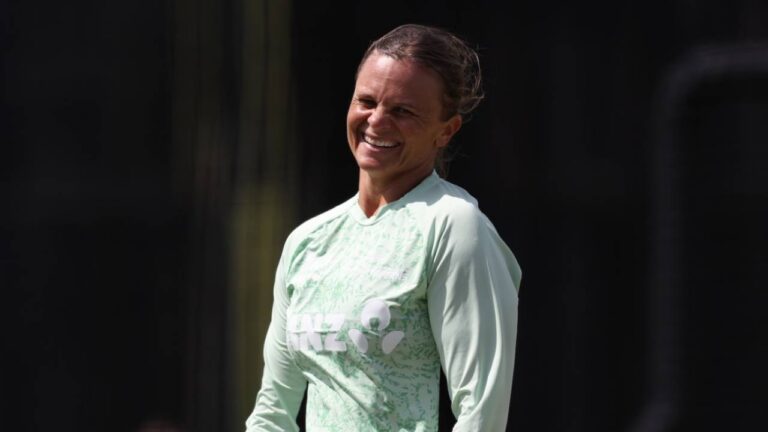 Devine misses Ireland clash because of illness, New Zealand pick Bates – অসুস্থতার কারণে আয়ারল্যান্ড ম্যাচে নেই ডেভাইন, নিউজিল্যান্ড দলে বেটস: টিকে থাকার লড়াইয়ে কিউইরা